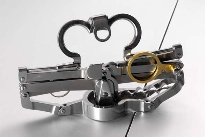 Bộ mở nút chai Sveid Giá tham khảo: 65.200 USD Frank Sveid là nhà thiết kế ở Brussels (Bỉ), người chuyên đưa ra những sản phẩm gia dụng độc đáo. Các sản phẩm của Sveid có số lượng hạn chế hoặc được sản xuất theo đơn đặt hàng, chẳng hạn như chiếc mở nút chai chuyên dụng này. Nó được làm từ vàng 18K, đặt trong một chiếc hộp gỗ sang trọng và có giá lên tới 65.200 USD.