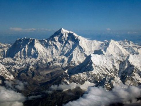 2. Chinh phục đỉnh Everest Với những người có ý muốn chinh phục đỉnh Everest, họ phải trả 10.000 USD cho giấy phép được leo lên ngọn núi này. Ngoài ra, bạn còn phải tham gia một khóa tập huấn đặc biệt với mức phí 75.000 USD. Tuy nhiên, bạn sẽ được tận hưởng một cảm giác tuyệt vời khi ở trên đỉnh “nóc nhà của thế giới” và hoàn thành một điều chưa làm trước ngày tận thế. 2. Chinh phục đỉnh Everest Với những người có ý muốn chinh phục đỉnh Everest, họ phải trả 10.000 USD cho giấy phép được leo lên ngọn núi này. Ngoài ra, bạn còn phải tham gia một khóa tập huấn đặc biệt với mức phí 75.000 USD. Tuy nhiên, bạn sẽ được tận hưởng một cảm giác tuyệt vời khi ở trên đỉnh “nóc nhà của thế giới” và hoàn thành một điều chưa làm trước ngày tận thế.