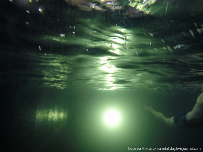 Dưới làn nước nóng trong bể bơi