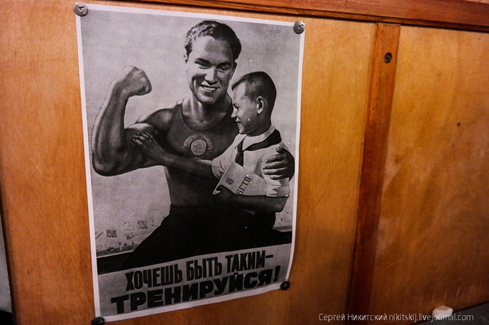 Một bức ảnh treo trong phòng tập thể dục của tàu Yamal với nội dung "muốn khỏe như vậy phải rèn luyện"