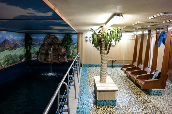 Bể bơi có cảnh giả mô phòng cảnh núi rừng