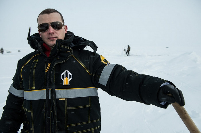 Đồng phục có in logo của các nhân viên trên tàu