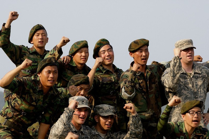 Tập trận bắn đạn thật Mỹ - Hàn Quốc tại Pocheon ngày 1/9/2011. Tập trận bắn đạn thật Mỹ - Hàn Quốc tại Pocheon ngày 1/9/2011.