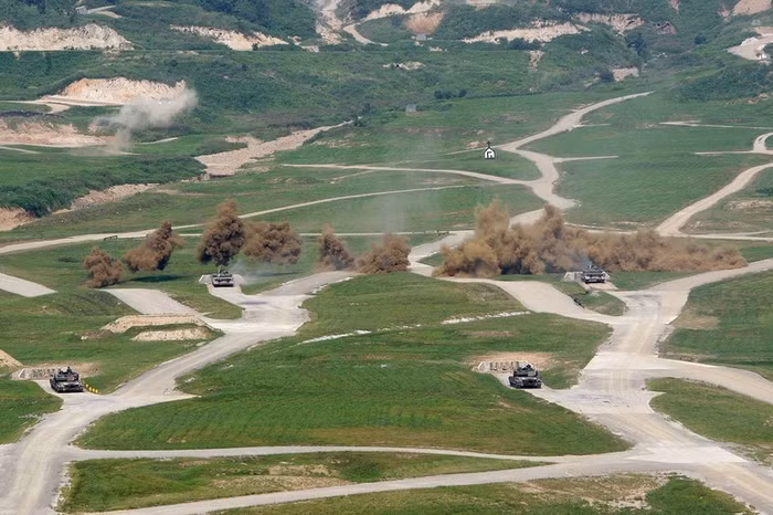 Tập trận bắn đạn thật Mỹ - Hàn Quốc tại Pocheon ngày 1/9/2011.