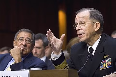 Bộ trưởng Quốc phòng Hoa Kỳ Leon Panetta (trái) và Ðô đốc Michael Mullen trong buổi điều trần trước Ủy ban Quân vụ Thượng viện