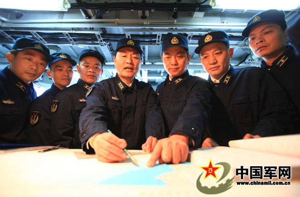 Trong boong tàu có đầy đủ các phòng chức năng của chỉ huy và điều khiển hoả lực cùng rất nhiều trang thiết bị chuyên dụng hiện đại khác. Trong boong tàu có đầy đủ các phòng chức năng của chỉ huy và điều khiển hoả lực cùng rất nhiều trang thiết bị chuyên dụng hiện đại khác.