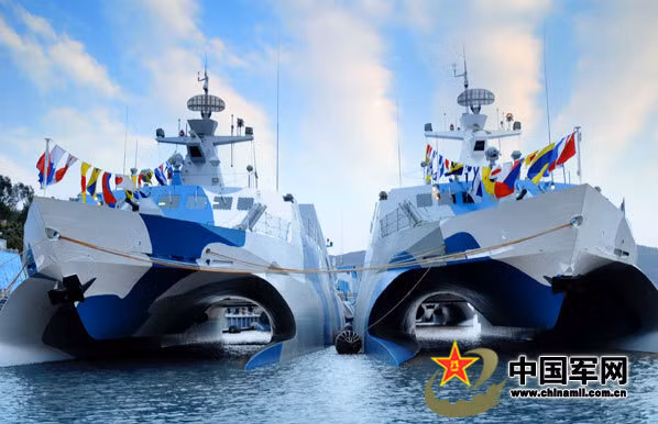 “Nghe hiệu lệnh tấn công, 4 tàu tàng hình nhanh chóng bắn liền 4 quả tên lửa tấn công. Mục tiêu của đối phương hoàn toàn biến mất, chỉ còn các cột khói”….