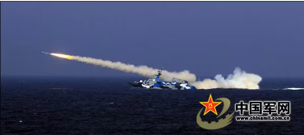 Đây là lần đầu tiên, loại tàu chiến cao tốc cỡ nhỏ có khả năng tàng hình, mang vũ khí tên lửa được đem ra trình diễn tính năng.