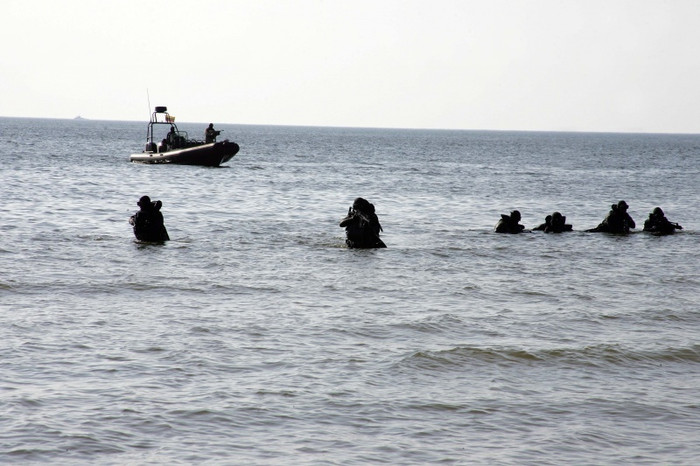 Lính đặc nhiệm Lithuanian tập trận đổ bộ trên bãi biển Lính đặc nhiệm Lithuanian tập trận đổ bộ trên bãi biển