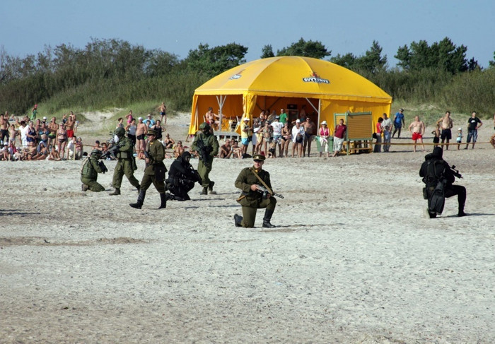 Lính đặc nhiệm Lithuanian tập trận đổ bộ trên bãi biển Lính đặc nhiệm Lithuanian tập trận đổ bộ trên bãi biển