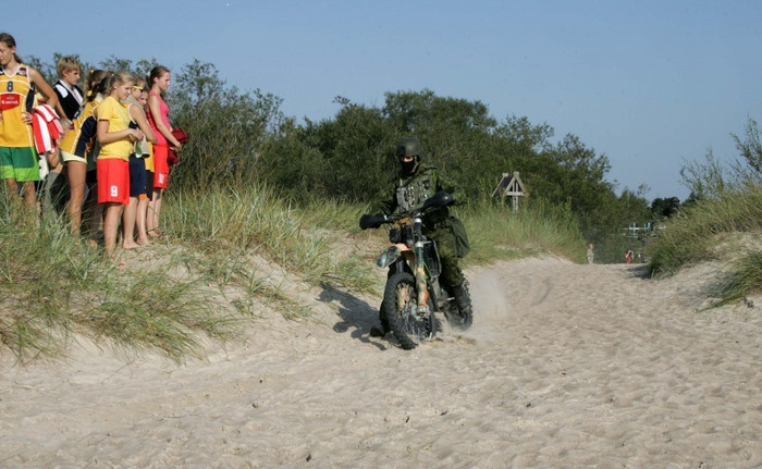 Lính đặc nhiệm Lithuanian tập trận đổ bộ trên bãi biển Lính đặc nhiệm Lithuanian tập trận đổ bộ trên bãi biển