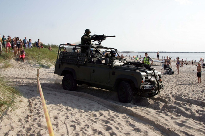 Lính đặc nhiệm Lithuanian tập trận đổ bộ trên bãi biển Lính đặc nhiệm Lithuanian tập trận đổ bộ trên bãi biển