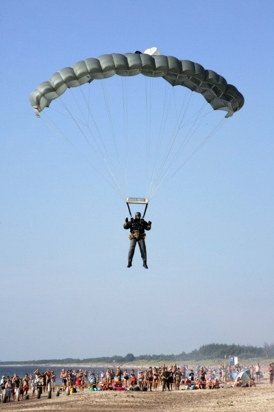 Lính đặc nhiệm Lithuanian tập trận đổ bộ trên bãi biển Lính đặc nhiệm Lithuanian tập trận đổ bộ trên bãi biển