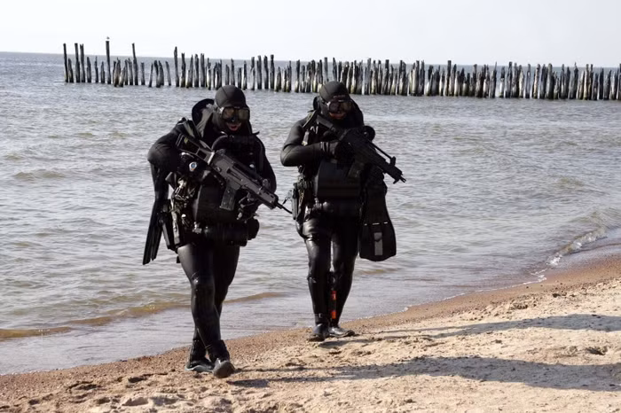 Lính đặc nhiệm Lithuanian tập trận đổ bộ trên bãi biển