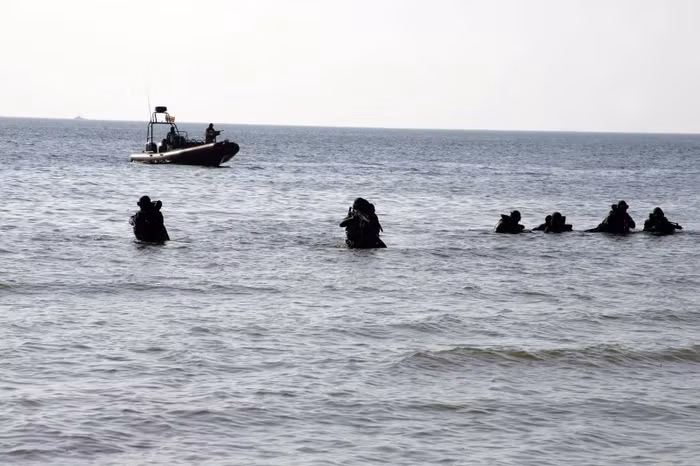 Lính đặc nhiệm Lithuanian tập trận đổ bộ trên bãi biển