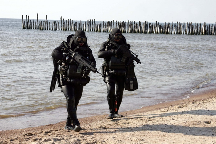 Lính đặc nhiệm Lithuanian tập trận đổ bộ trên bãi biển Lính đặc nhiệm Lithuanian tập trận đổ bộ trên bãi biển