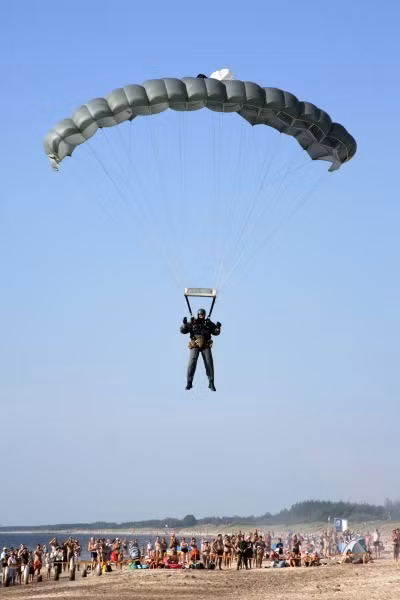 Lính đặc nhiệm Lithuanian tập trận đổ bộ trên bãi biển