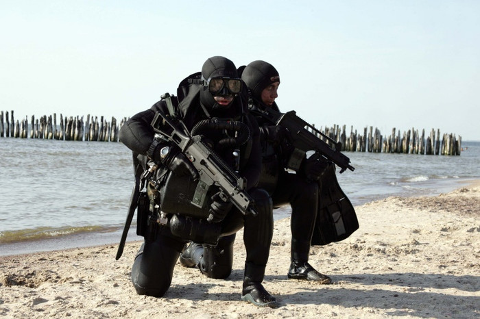 Lính đặc nhiệm Lithuanian tập trận đổ bộ trên bãi biển Lính đặc nhiệm Lithuanian tập trận đổ bộ trên bãi biển