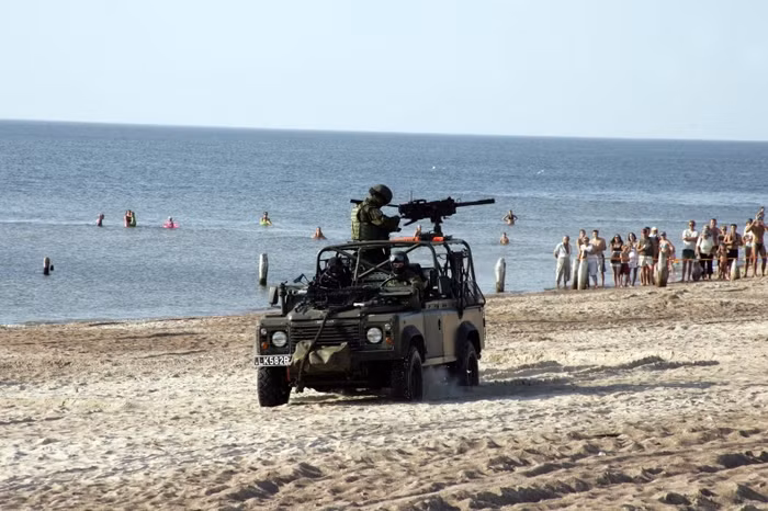 Lính đặc nhiệm Lithuanian tập trận đổ bộ trên bãi biển