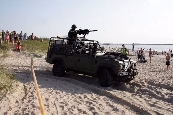 Lính đặc nhiệm Lithuanian tập trận đổ bộ trên bãi biển