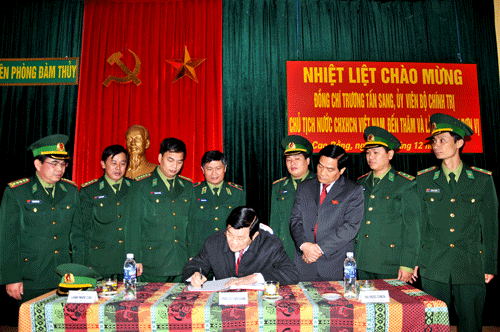 Chủ tịch nước Trương Tấn Sang ghi cảm tưởng vào sổ vàng truyền thống của đồn BP Đàm Thủy