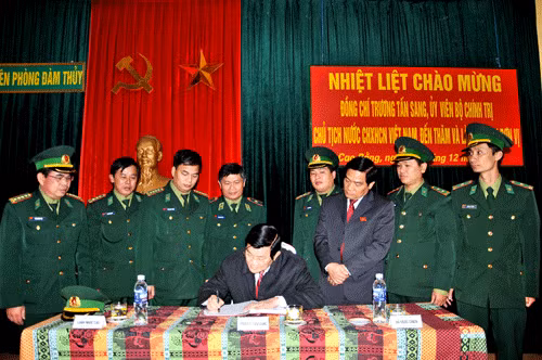 Chủ tịch nước Trương Tấn Sang ghi cảm tưởng vào sổ vàng truyền thống của đồn BP Đàm Thủy