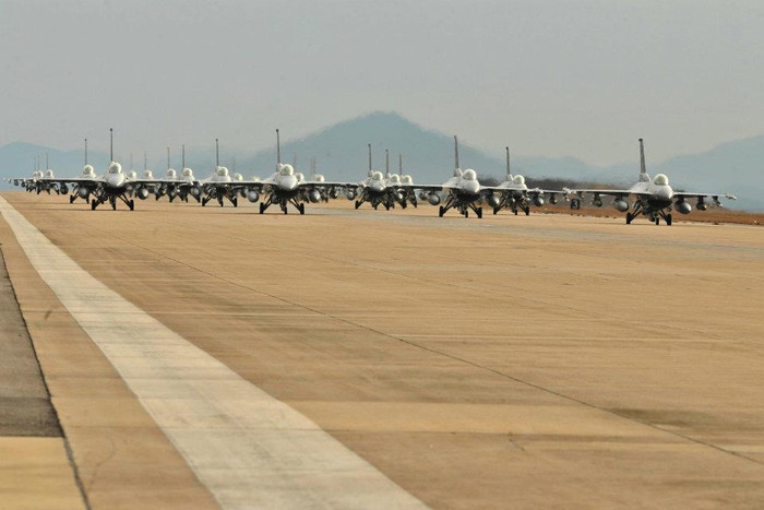 F-16 Fighting Falcon F-16 Fighting Falcon