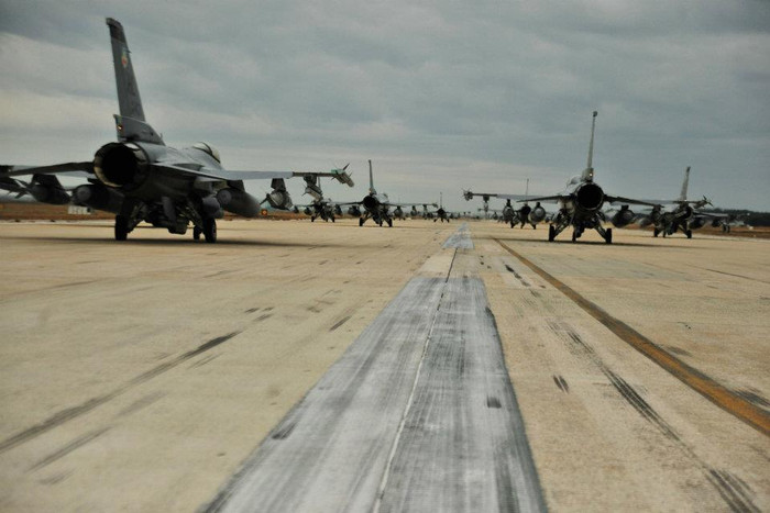 F-16 Fighting Falcon F-16 Fighting Falcon