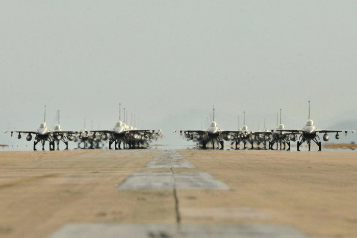 F-16 Fighting Falcon F-16 Fighting Falcon