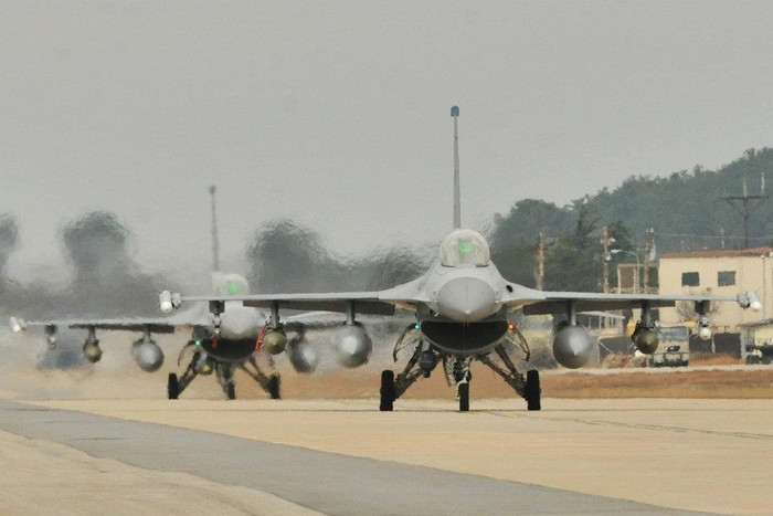 F-16 Fighting Falcon F-16 Fighting Falcon