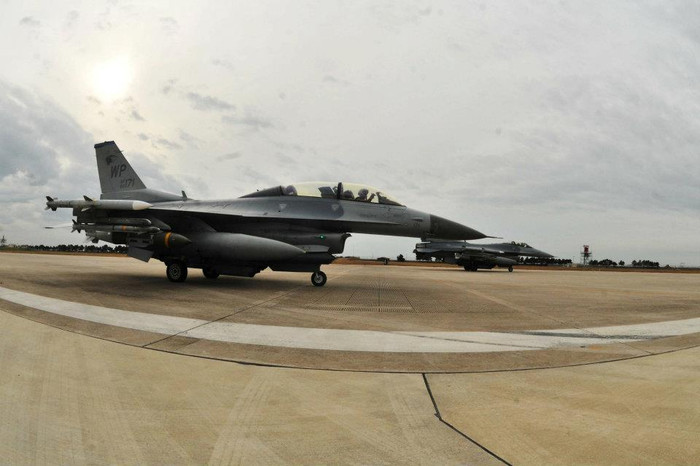 F-16 Fighting Falcon F-16 Fighting Falcon