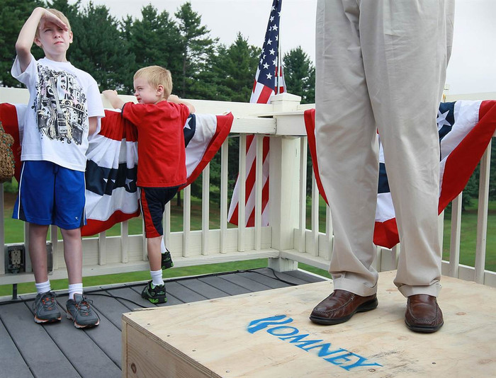 Những cậu bé đang lắng nghe phát biểu của cựu thống đốc bang Massachusetts - ứng cử viên đảng Cộng Hoà sẽ tham gia tranh cử Tổng thống Mỹ năm 2012 – Mitt Romney tại Manchester, New Hampshire Những cậu bé đang lắng nghe phát biểu của cựu thống đốc bang Massachusetts - ứng cử viên đảng Cộng Hoà sẽ tham gia tranh cử Tổng thống Mỹ năm 2012 – Mitt Romney tại Manchester, New Hampshire