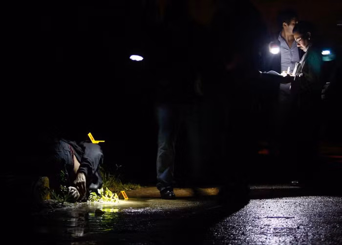 Hiện trường một vụ án mạng ở ngoại ô thành phố Oaxaca, Mexico ngày 3/9/2011. Một thi thể bị giết hại trong trạng thái bị còng tay nằm bên cạnh một con đường. Hiện trường một vụ án mạng ở ngoại ô thành phố Oaxaca, Mexico ngày 3/9/2011. Một thi thể bị giết hại trong trạng thái bị còng tay nằm bên cạnh một con đường.