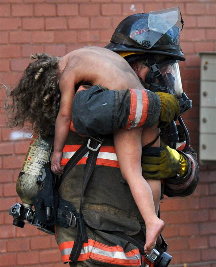 Một nhân viên cứu hoả Mỹ đang đưa một cháu bé ra khỏi căn hộ bị hoả hoạn tấn công ở Evansville, bang Indiana. Nạn nhân trong căn hộ trên là chị Kristyn Frazier và hai cô con gái nhỏ. Người mẹ Kristyn Frazier đã không qua khỏi cơn nguy kịch còn hai con gái của chị đã may mắn được giải cứu kịp thời và đã bình an vô sự. Một nhân viên cứu hoả Mỹ đang đưa một cháu bé ra khỏi căn hộ bị hoả hoạn tấn công ở Evansville, bang Indiana. Nạn nhân trong căn hộ trên là chị Kristyn Frazier và hai cô con gái nhỏ. Người mẹ Kristyn Frazier đã không qua khỏi cơn nguy kịch còn hai con gái của chị đã may mắn được giải cứu kịp thời và đã bình an vô sự.