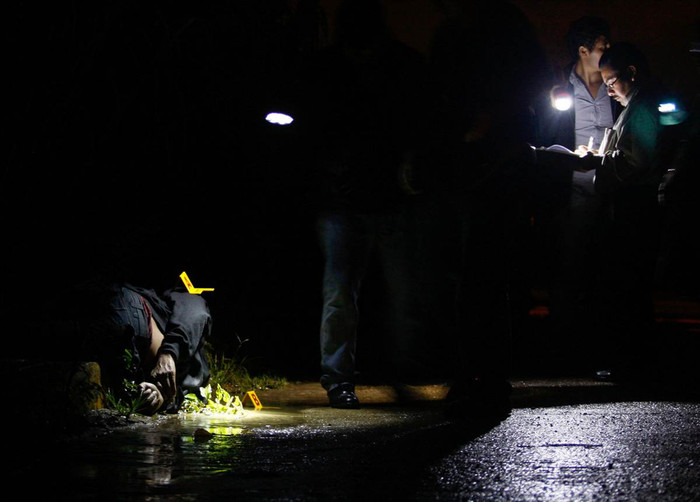 Hiện trường một vụ án mạng ở ngoại ô thành phố Oaxaca, Mexico ngày 3/9/2011. Một thi thể bị giết hại trong trạng thái bị còng tay nằm bên cạnh một con đường. Hiện trường một vụ án mạng ở ngoại ô thành phố Oaxaca, Mexico ngày 3/9/2011. Một thi thể bị giết hại trong trạng thái bị còng tay nằm bên cạnh một con đường.