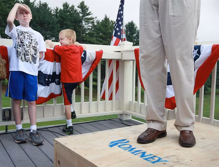 Những cậu bé đang lắng nghe phát biểu của cựu thống đốc bang Massachusetts - ứng cử viên đảng Cộng Hoà sẽ tham gia tranh cử Tổng thống Mỹ năm 2012 – Mitt Romney tại Manchester, New Hampshire Những cậu bé đang lắng nghe phát biểu của cựu thống đốc bang Massachusetts - ứng cử viên đảng Cộng Hoà sẽ tham gia tranh cử Tổng thống Mỹ năm 2012 – Mitt Romney tại Manchester, New Hampshire