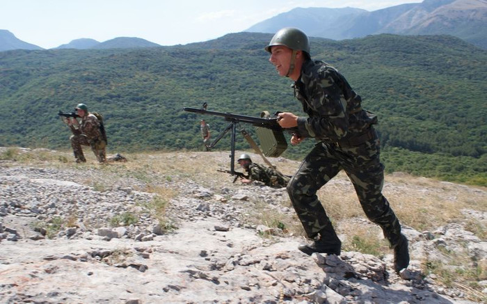 Binh sỹ thuộc đại đội bộ binh, Lữ đoàn phòng thủ ven bờ, Hải quân Ucraina tập trận trên địa hình đồi núi Binh sỹ thuộc đại đội bộ binh, Lữ đoàn phòng thủ ven bờ, Hải quân Ucraina tập trận trên địa hình đồi núi