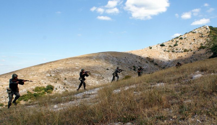 Binh sỹ thuộc đại đội bộ binh, Lữ đoàn phòng thủ ven bờ, Hải quân Ucraina tập trận trên địa hình đồi núi Binh sỹ thuộc đại đội bộ binh, Lữ đoàn phòng thủ ven bờ, Hải quân Ucraina tập trận trên địa hình đồi núi