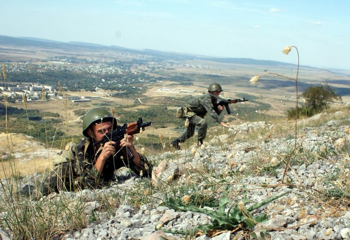 Binh sỹ thuộc đại đội bộ binh, Lữ đoàn phòng thủ ven bờ, Hải quân Ucraina tập trận trên địa hình đồi núi Binh sỹ thuộc đại đội bộ binh, Lữ đoàn phòng thủ ven bờ, Hải quân Ucraina tập trận trên địa hình đồi núi