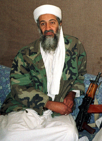 Osama bin Laden luôn để một cây súng AK bên mình Osama bin Laden luôn để một cây súng AK bên mình