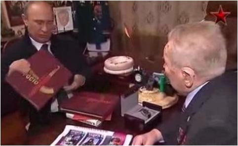 Nhà sáng chế Mikhail Kalashnikov tiếp chuyện ông Putin vào tháng 9 năm 2013 Nhà sáng chế Mikhail Kalashnikov tiếp chuyện ông Putin vào tháng 9 năm 2013