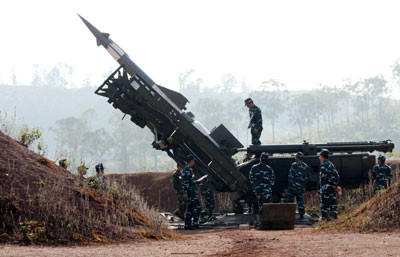 Chuẩn bị tên lửa trước khi thực hành bắn Chuẩn bị tên lửa trước khi thực hành bắn