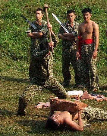 Luyện tập công phu, nằm trên chông sắt, đập đá trước ngực. Luyện tập công phu, nằm trên chông sắt, đập đá trước ngực.