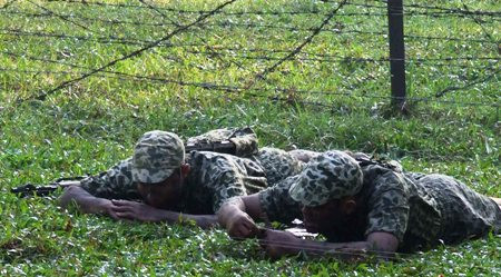 Dò gỡ mìn trước khi xung phong đánh chiếm mục tiêu. Dò gỡ mìn trước khi xung phong đánh chiếm mục tiêu.