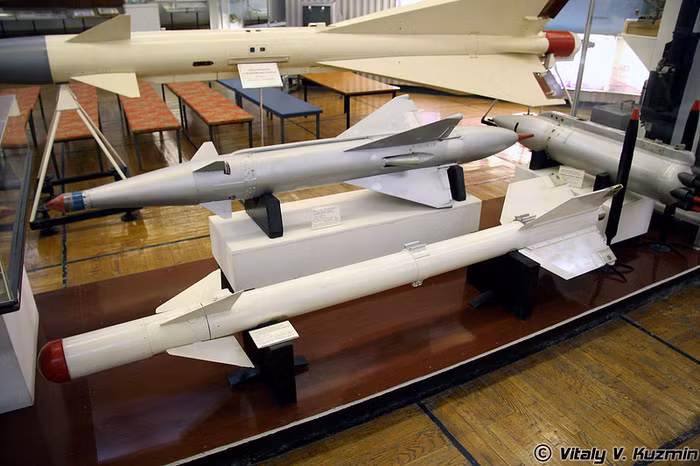 Tên lửa không đối không R-3S và R-2US