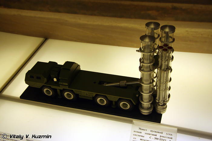 Mô hình xe chở tên lửa của hệ thống phòng không S-300 PMU2 Mô hình xe chở tên lửa của hệ thống phòng không S-300 PMU2