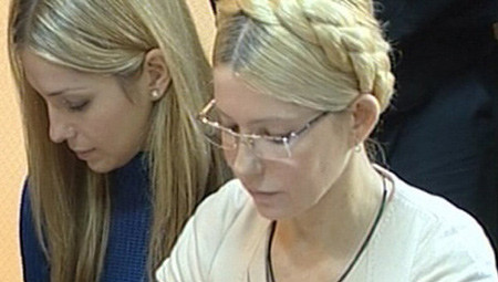 Bà Yulia Tymoshenko (phải) đối mặt với bản án 7 năm tù giam Bà Yulia Tymoshenko (phải) đối mặt với bản án 7 năm tù giam