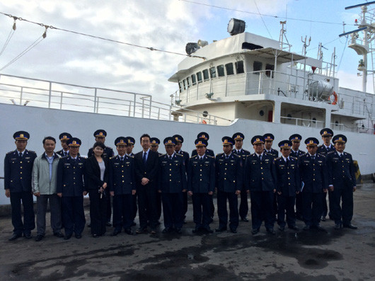 Chỉ huy BTL VùngCSB2 chụp ảnh lưu niệm với kíp tàu CSB 6001. (Nguồn: CSBVN)