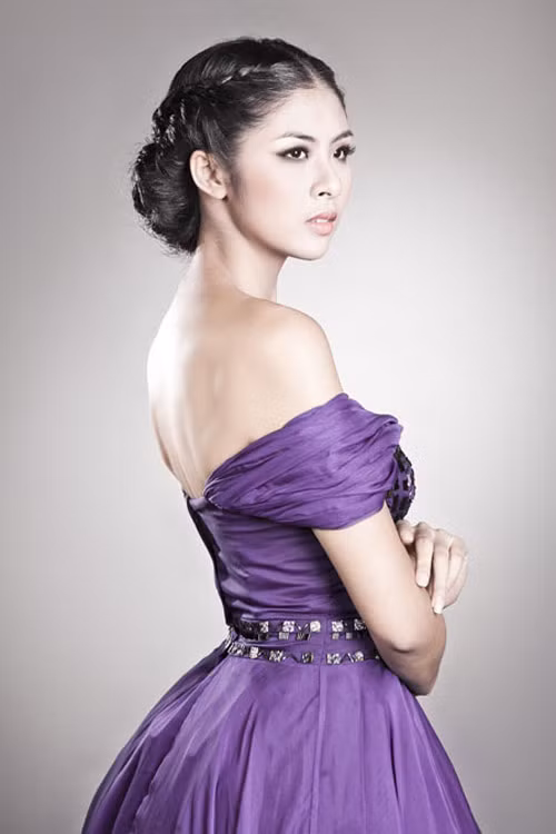 Đương kim Hoa hậu Ngọc Hân sau khi đăng quang bị một số người chê... xấu (chưa có tiền lệ trong lịch sử hoa hậu); sau đó là chuyện cô vắng mặt bất đắc dĩ trong Đại lễ 1.000 năm Thăng Long - Hà Nội và bị công chúng chỉ trích. Nhưng vượt qua tất cả, Ngọc Hân đang chứng tỏ là người miệt mài lao động và có tài năng thực sự trong lĩnh vực thiết kế thời trang. Cô cũng rất tích cực tham gia các hoạt động từ thiện.