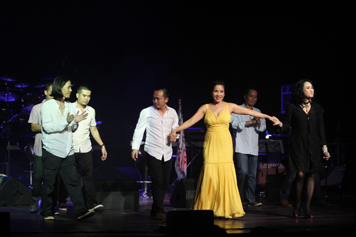 Và, chương trình kết thúc bằng những cái nắm tay hết sức ý nghĩa. Và, chương trình kết thúc bằng những cái nắm tay hết sức ý nghĩa.